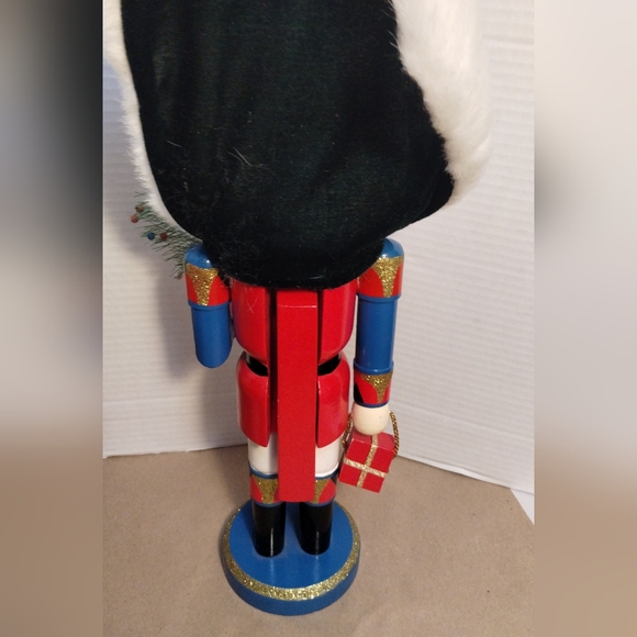 King Nutcracker With Cape Holding A Christmas Tree - Picture 16 of 16